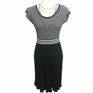 Max Studio Women’s Knit Sweater Dress Size Small Black  and Ivory
